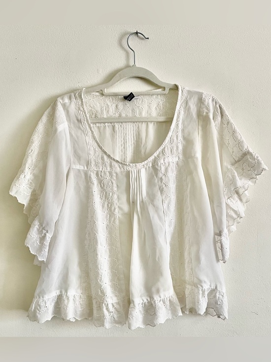 H&M Tops - 🐩 H&M White Eyelet Peasant Blouse 🐩